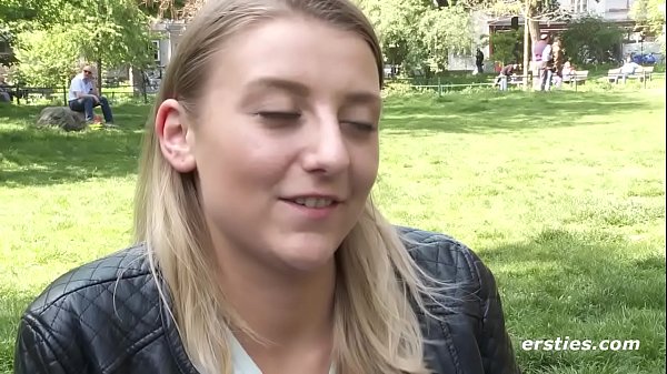 Tamara esfrega sua buceta molhada - ersties