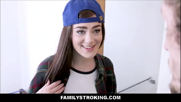 हॉट ब्रुनेट सौतेली बहन पाइपर जून ने अपने सौतेले भाई को साबित किया कि वह समलैंगिक नहीं है