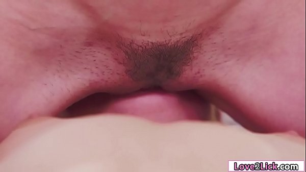 Una calda 18enne affronta la sua migliore amica bionda sul suo letto