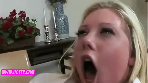 Trinh nữ Công giáo tóc vàng có sừng nhận được cực khoái đầu tiên của cô ấy bởi nhà truyền giáo nhà thờ với một con gà trống to lớn, trinh nữ-âm hộ-đói