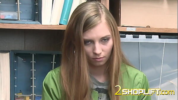 एवा की मासूमियत को एक बड़े लंड वाले कामुक अधिकारी ने छीन लिया