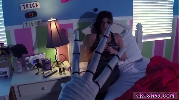 Fick die jungfräuliche Muschi der Stieftochter meiner Freundin und deinen Vater zum ersten Mal