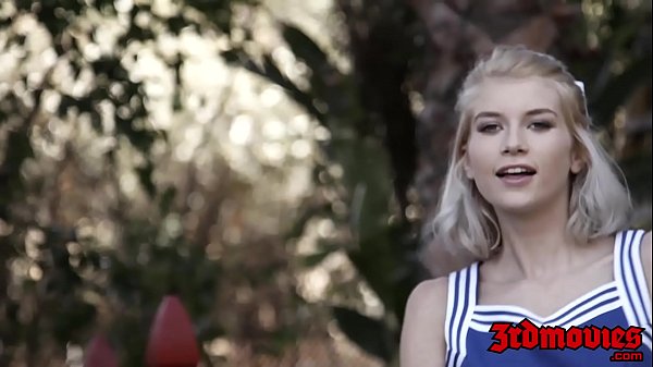 A pequena megera Arya Fae come porra depois de martelar interracial