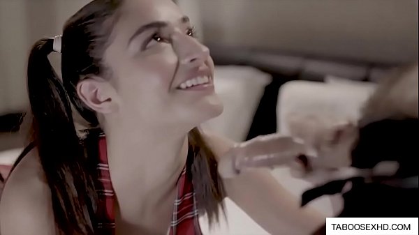 भविष्य की किशोर लड़की रोबोट की चुदाई