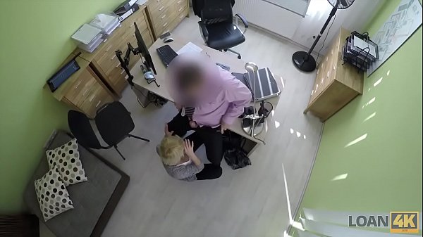 PRÊT4K. Passionateur baise sur la table dans le bureau du gestionnaire de prêts