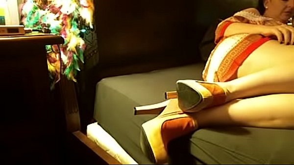 Deutsche MILF-Ehefrau erster Anal-Orgasmus vor Webcam-Erdbeben