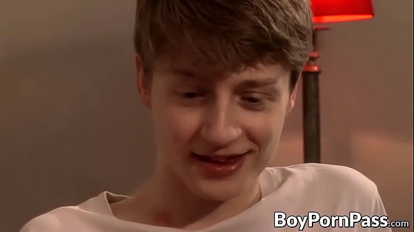 Il buco del culo stretto del grosso cazzone viene sbattuto da un ragazzo seducente