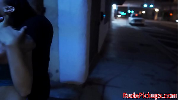 Piccola scopata dura che si imbavaglia sul cazzo di un maschio