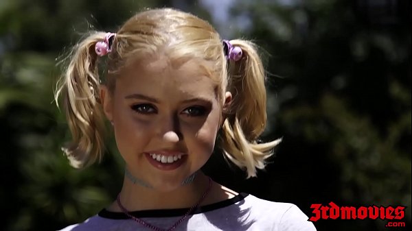 Đít chết tiệt trẻ tóc vàng Chloe Couture muốn hơn vòi nước lớn