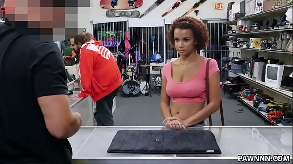 बड़े स्तन वाली किशोरी अपनी अंगूठी को गिरवी रखना चाहती है - XXX Pawn