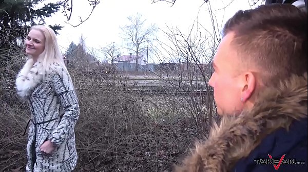 Thanh niên Séc bị lừa để bị đập vào một chiếc xe tải đang di chuyển