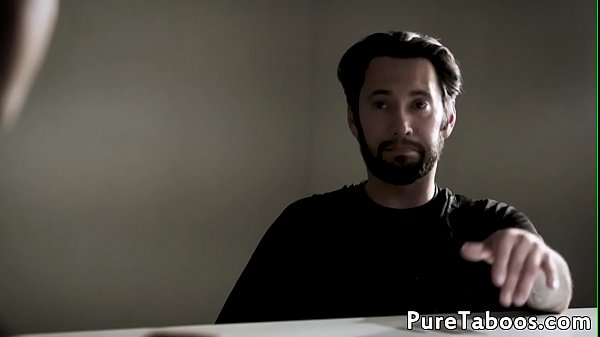 Verbotener Teenager wird im Trio geleckt und gefickt