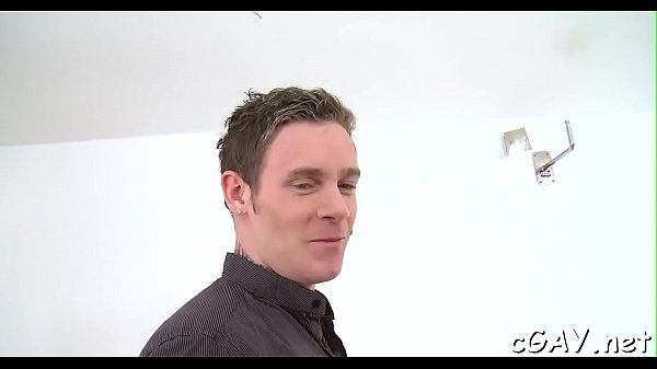 Bôi trơn miệng cho đồng tính nam stud