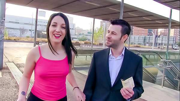 LAS FOLLADORAS - La sexy estrella porno española Liz Rainbow recoge y se folla a un afortunado aficionado