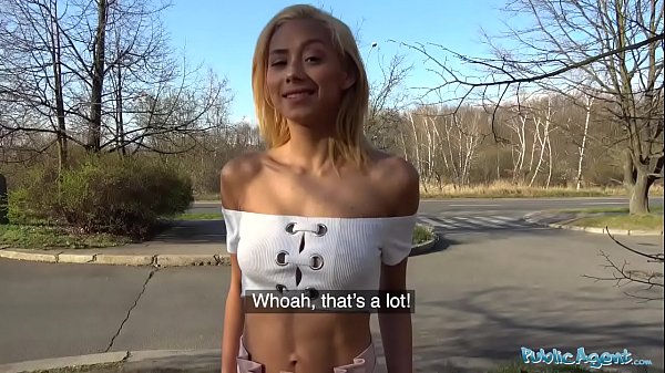 सार्वजनिक एजेंट के बड़े लंड से सार्वजनिक वन में चुदाई के दौरान गोरे लोगों की तंग चूत गीली हो जाती है