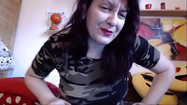 La tua amante italiana con il suo endoscopio medico ti porta in un viaggio nella sua urina calda