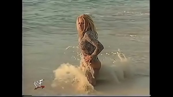 Montaggio in bikini delle dive della WWE 2!
