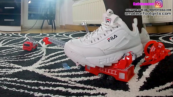 Kati Spielzeugauto-Crush, Trample, Riesin, Crushing, Stampfen, Sneaker, High Heels, Ballerinas, Trampling