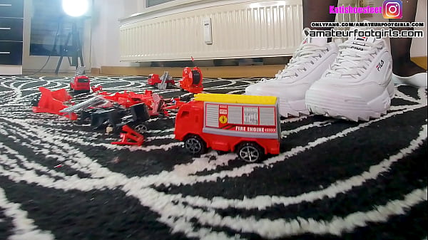 Crush zerschmettert 5 Feuerwehrautos, Ballerinas, Turnschuhe, High Heels, Nylons. Mädchen zerstört 5 Feuerwehrautos, sie zerschmettert 5 Autos hintereinander und mit 4 verschiedenen Schuhen, Ballerinas, Turnschuhen, High Heels