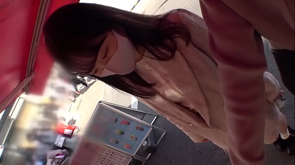 La bella ragazza si mette in mostra