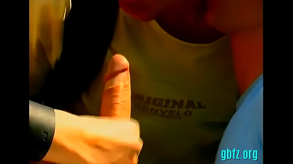 Gầy đồng tính cưỡi một chunky vòi nước