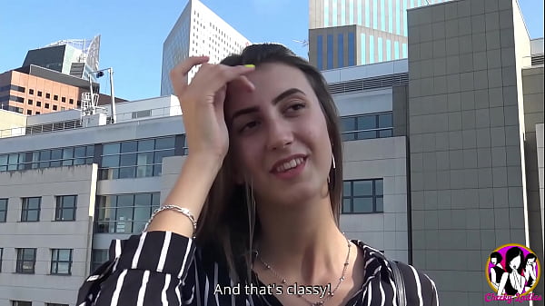 Đĩ Bombshell Lina Luxa với đôi chân vô tận có gang-bang với 3 người đàn ông