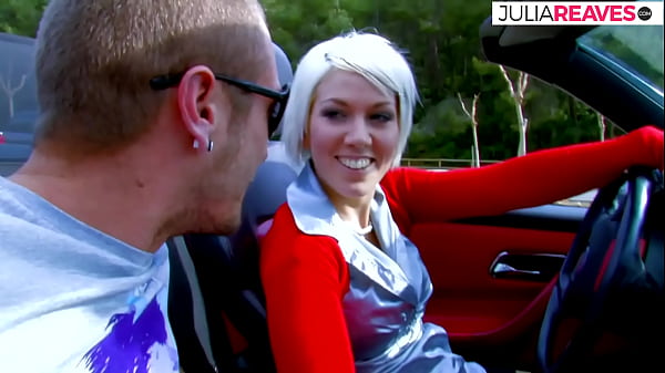 सुंदर सुनहरे बालों वाली समुद्र तट पर गुदा मैथुन करती है