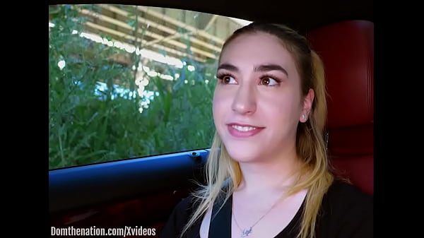 Una sottomessa di 19 anni beve pipì nel bosco, poi striscia verso la fattoria per la sua sessione di dominazione