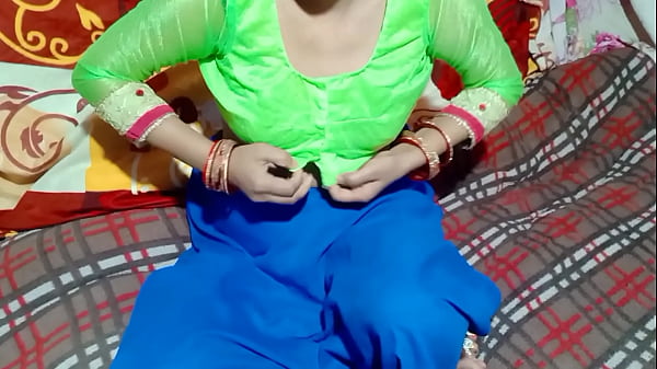 भारतीय किशोरी खुद का आनंद लेती है - भावुक