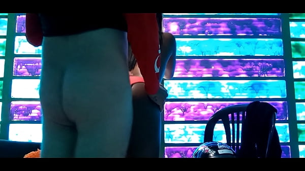 Chica joven salvaje se divierte