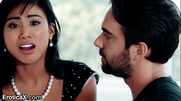 Nuttige asiatische Witwe fickt ihren Schwager - EroticaX