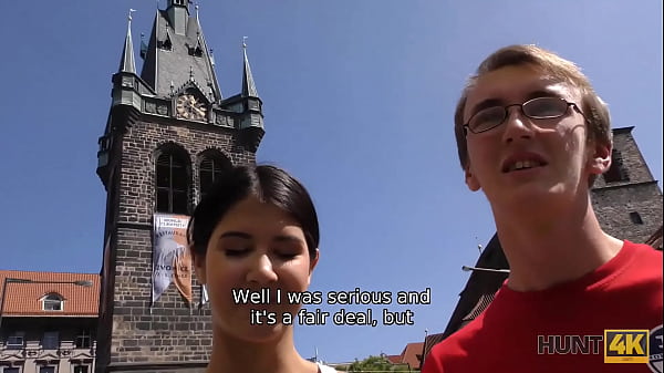 狩猎4K。身材苗条的黑发美女欺骗书呆子男友以赚取假期现金