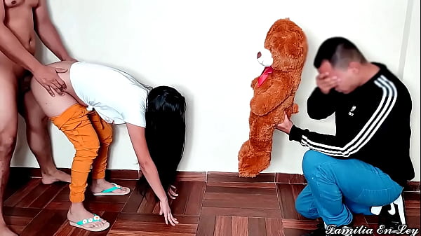 J'aime plus les grosses bites que les cadeaux d'animaux en peluche - Ma copine voulait plus la bite que le cadeau d'animaux en peluche Netorare