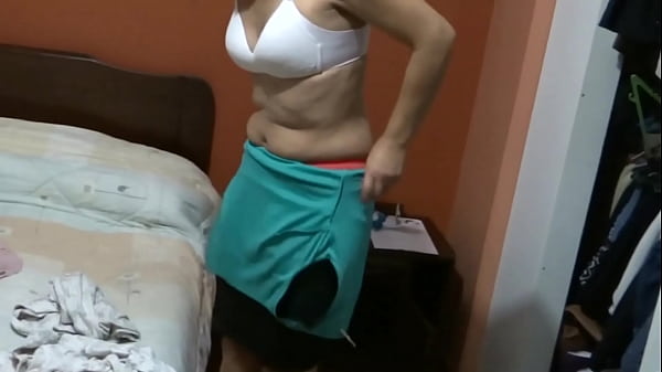 La hijastra de mi tia se viste y se desnuda frente a mi, me pide que me masturbe y le de una corrida en el culo