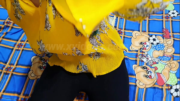 कामुक किशोर लड़की गुदा में चिढ़ाती है