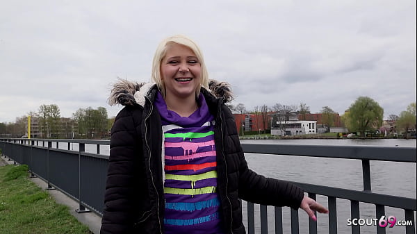 SCOUT TEDESCO - MINI RAGAZZA PICCOLA PICKUP E SCOPATA AL CASTING DI STRADA