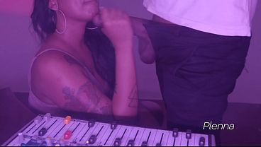 LE CHUPÉ AL DJ Y ME LLEVÓ HACIA ATRÁS Y ME FOLLÓ DURO - BABI VENTURA Y ED J&Uacute_NIOR