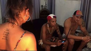 Tôi gọi mấy anh Porn để trêu đùa hậu trường Porn xvideos cô gái trẻ nghịch ngợm bị mọi người trêu chọc