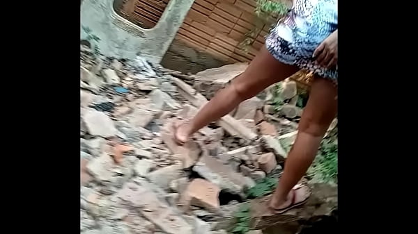 Anh chàng đánh thức bạn gái và đề nghị bú cặc to của mình