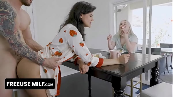 FreeUse Domestiche - Una sensuale teenager bionda entra nella casa di Freeuse della sua zia e si lascia scopare ovunque dal cugino