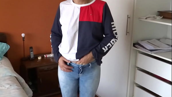 Nuestra sirvienta, madrastra latina de 58 años, en su dormitorio se masturba frente al hijo del vecino, orgasmos intensos, le pide que la folle, correrse en su coñito peludo, quiere más, quiere chupar la polla llena de leche.