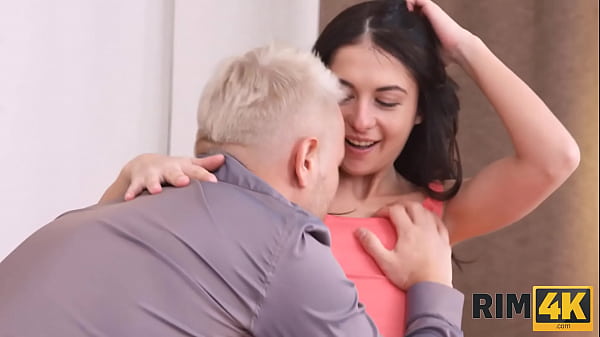 RIM4K. Rimming ist eine Überraschung, die das Mädchen zum Jubiläum rot hat