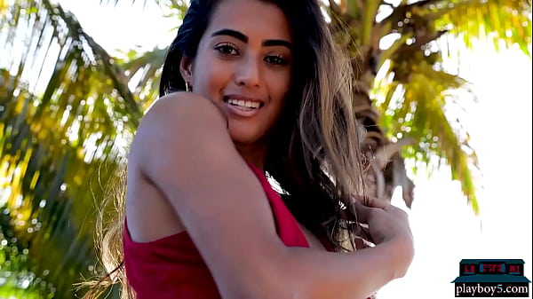 La piccola adolescente latina Katherinne Sofia fa uno spogliarello solista per Playboy all'aperto