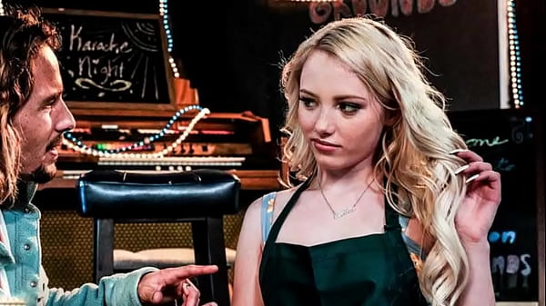 सुनहरे बालों वाली वेट्रेस डिक्सी लिन ने संगीत कलाकार टायलर निक्सन के लिए अपनी वर्जिनिटी खो दी - पूरी मूवी FreeTaboo.Net पर