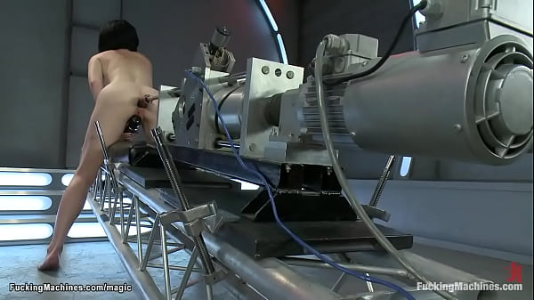 Piccola ragazza scopata da enormi macchine