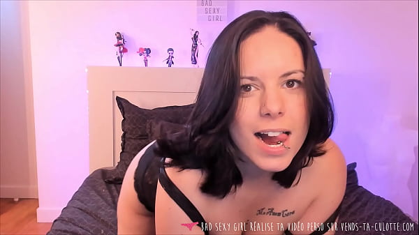 Vends-ta-culotte - 性感的法国黑发女郎展示她新的亲密穿孔和自慰 - 坏性感女孩