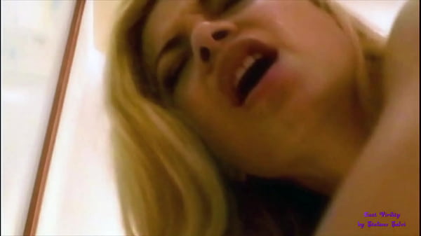 Une ado chaude et ludique joue - anal