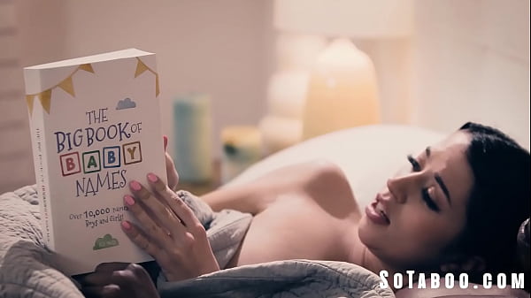 Impresionante chica adolescente actúa en un acto interracial