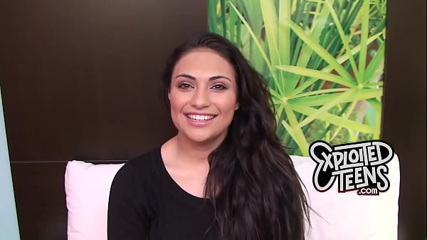 Esta morena de 19 años tiene unas BONITAS tetas de copa D TOTALMENTE naturales