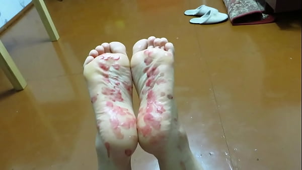 नंगे पैरों पर गुदगुदी और मोम के साथ आसान प्रभुत्व एक परिपक्व जोड़े का घर का बना पैर बुत